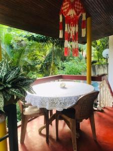 ヒッカドゥワにあるVilla Elena viewの大きな窓の前にあるテーブルと椅子