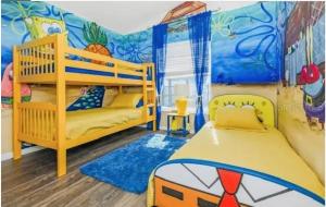 Giường trong phòng chung tại Enchanted Disney Vacation Villa +21 ảnh