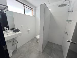 Koupelna v ubytování Jumbuck Motor Inn - POOL - PET FRIENDLY SECTION - KING BEDS