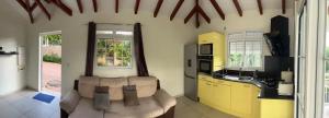 Kuchyň nebo kuchyňský kout v ubytování Appartement lumineux avec piscine partagée, Sainte-Anne, 75 m²