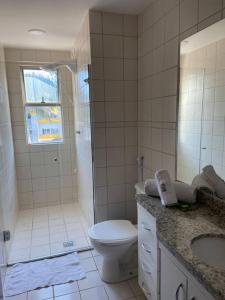 une salle de bain avec une douche, des toilettes et un lavabo dans l'établissement Apartamento com 2 quartos no coração de Brasília, à Brasilia