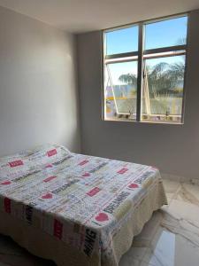 une chambre avec un lit avec une couette dessus dans l'établissement Apartamento com 2 quartos no coração de Brasília, à Brasilia 5 autres photos