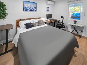 Schlafzimmer mit einem Bett, einem Schreibtisch und einem Computer in der Unterkunft Downtown San Jose Priv Entry Priv Bath SJSU and AC in San Jose