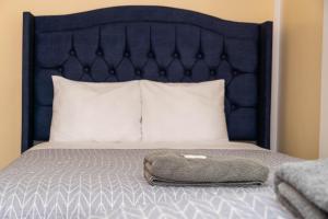 Postel nebo postele na pokoji v ubytování Conquistador Hotel