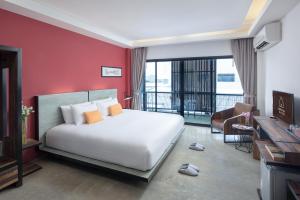 เตียงในห้องที่ Amphawa Nanon Hotel