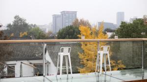 Youxiake Canal Hotel Hangzhou的阳台或露台