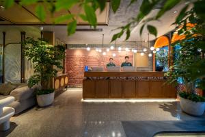 dos personas sentadas en un bar en un restaurante en 景星王府井协和医院店, en Beijing