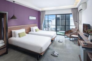 เตียงในห้องที่ Amphawa Nanon Hotel