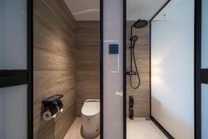 Un pequeño baño con inodoro y ducha. en 景星王府井协和医院店, en Beijing 27 fotos más