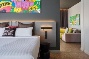 Postel nebo postele na pokoji v ubytování Moxy Athens City