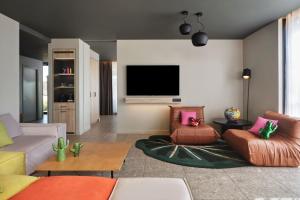 TV a/nebo společenská místnost v ubytování Moxy Athens City