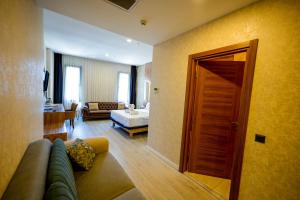 Postel nebo postele na pokoji v ubytování Isnova Hotel Airport
