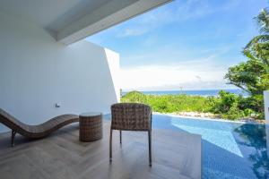 a dining room with a view of the ocean at 琉球李邸インギャー in Arazato