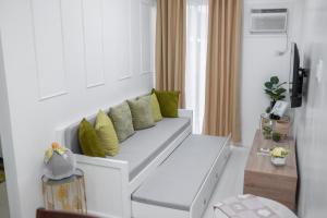 Телевизор и/или развлекательный центр в Cozy Crib Suite Condo with Balcony Pool & Gym