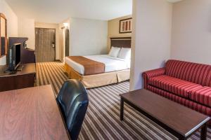 TV a/nebo společenská místnost v ubytování Days Inn & Suites by Wyndham Vancouver
