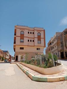 un edificio su una strada di fronte a un edificio di Appartement de luxe équipé a Tlemcen