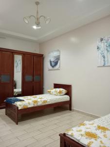 una camera da letto con due letti in una stanza di Appartement de luxe équipé a Tlemcen