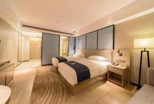เตียงในห้องที่ Echarm Hotel Wuhan Wuhu Gaoche Metro Station