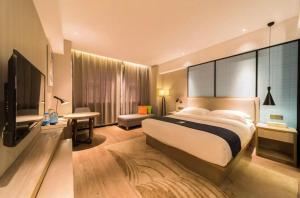 เตียงในห้องที่ Echarm Hotel Wuhan Wuhu Gaoche Metro Station