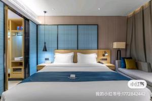 เตียงในห้องที่ Echarm Hotel Wuhan Wuhu Gaoche Metro Station