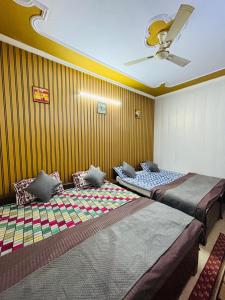 Postel nebo postele na pokoji v ubytování Friends Guest House & Hostel- near TAJ MAHAL