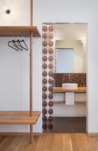ein Badezimmer mit Waschtisch, Waschbecken und Spiegel in der Unterkunft Hotel Röhrl in Sinzing