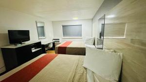 TV a/nebo společenská místnost v ubytování Evergreen Inn & Suites Portland