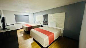 Postel nebo postele na pokoji v ubytování Evergreen Inn & Suites Portland