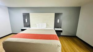 Postel nebo postele na pokoji v ubytování Evergreen Inn & Suites Portland