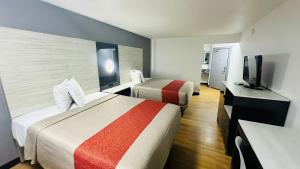 Postel nebo postele na pokoji v ubytování Evergreen Inn & Suites Portland