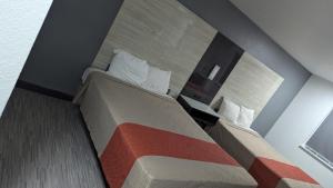 Postel nebo postele na pokoji v ubytování Evergreen Inn & Suites Portland