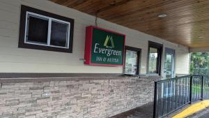 Certifikát, hodnocení, plakát nebo jiný dokument vystavený v ubytování Evergreen Inn & Suites Portland