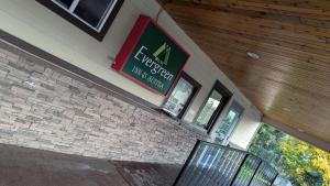 Certifikát, hodnocení, plakát nebo jiný dokument vystavený v ubytování Evergreen Inn & Suites Portland