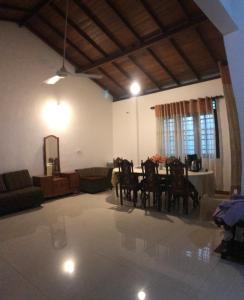 un salon avec une table et des chaises dans l'établissement Matara Heritage Home - Local Family Stay, à Matara 17 autres photos