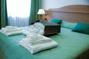 Postel nebo postele na pokoji v ubytování Nivis Hotel