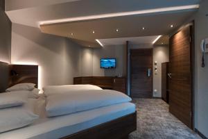 Un pat sau paturi într-o cameră la Hotel Garni Astoria