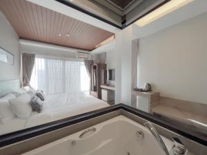 เตียงในห้องที่ Amphawa Nanon Hotel