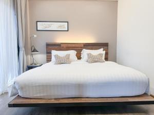 เตียงในห้องที่ Amphawa Nanon Hotel