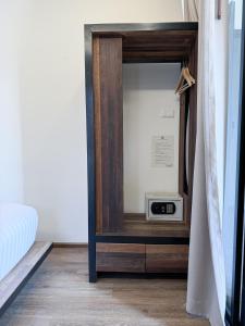 เตียงในห้องที่ Amphawa Nanon Hotel