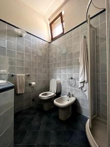 un baño con inodoro y lavabo en Portopollo sea view apartment Zero budget, en Palau
