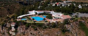 Bazén v ubytování Hotel Torre Normanna nebo v jeho okolí
