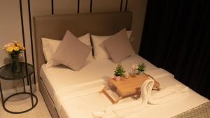 Postel nebo postele na pokoji v ubytování Axon Residence KLCC - LM HOME