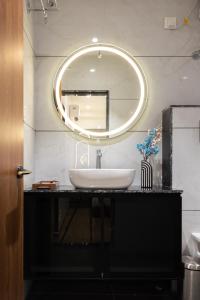 甘地讷格尔The Zuree Hotel的相册照片