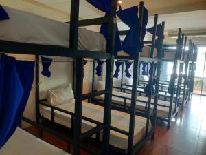 Postel nebo postele na pokoji v ubytování Popeyes Hostel Patong