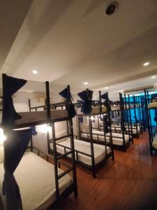 Postel nebo postele na pokoji v ubytování Popeyes Hostel Patong