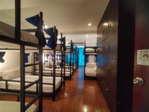 Postel nebo postele na pokoji v ubytování Popeyes Hostel Patong