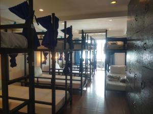 Postel nebo postele na pokoji v ubytování Popeyes Hostel Patong
