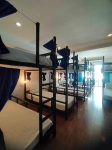 Postel nebo postele na pokoji v ubytování Popeyes Hostel Patong