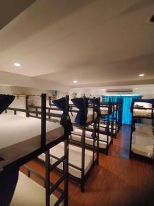 Postel nebo postele na pokoji v ubytování Popeyes Hostel Patong