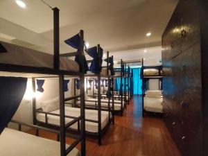 Postel nebo postele na pokoji v ubytování Popeyes Hostel Patong